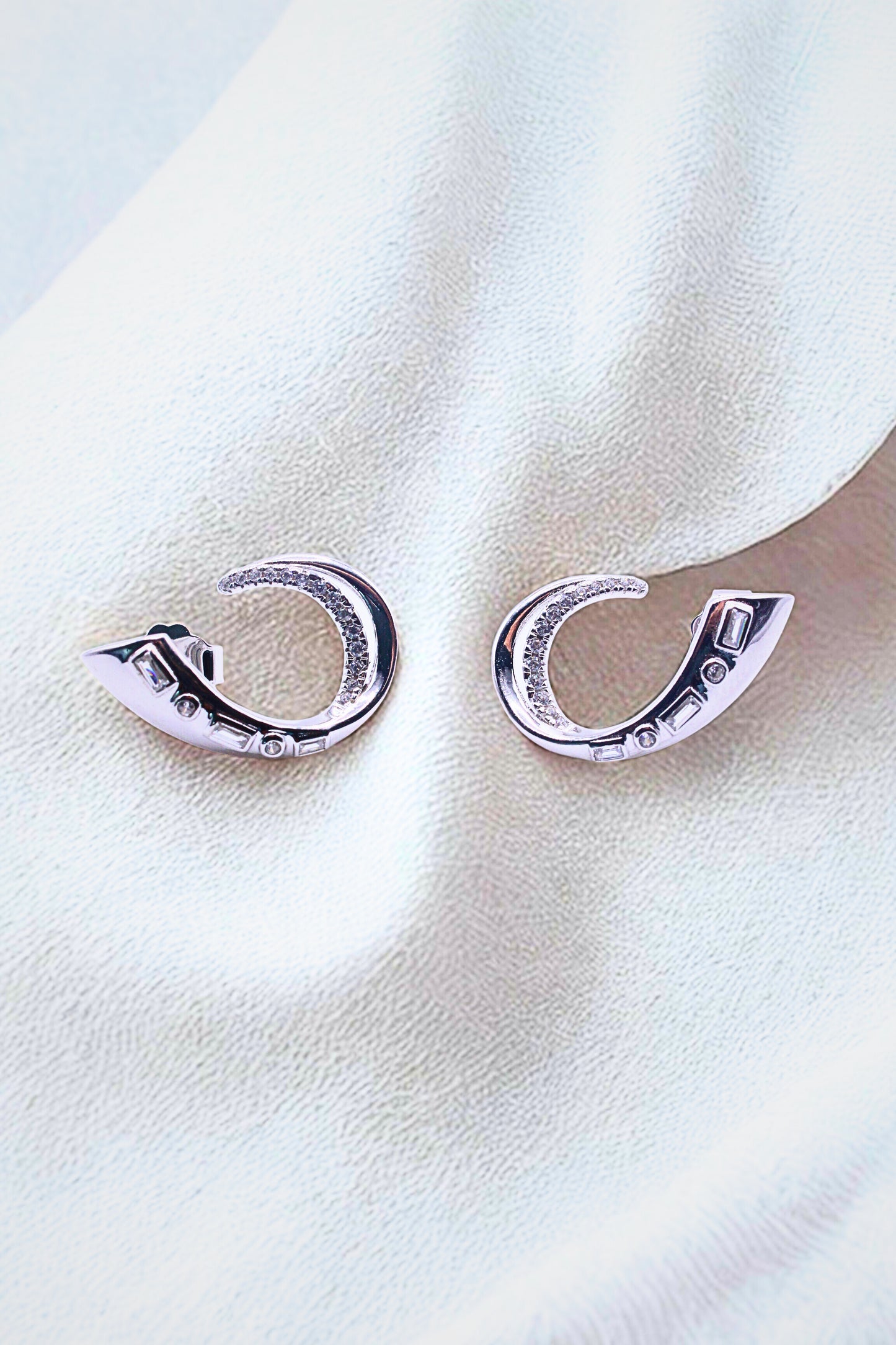 925 Sterling Silver Modern Barrel Glow Stud Earrings